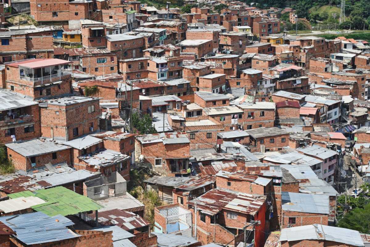 Apostas esportivas crescem nas favelas e ampliam risco de endividamento entre brasileiros