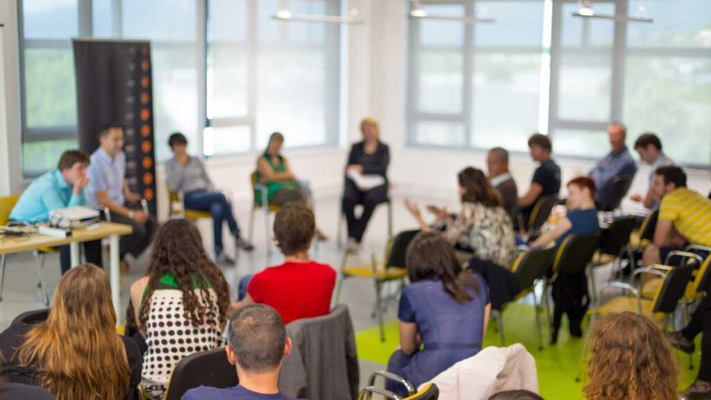 Alunos apresentando um projeto na sala de aula