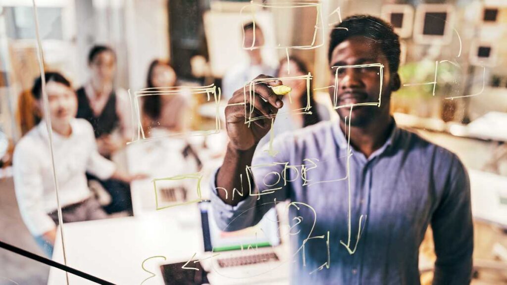 Empreendedor anotando o plano de negócio em um caderno