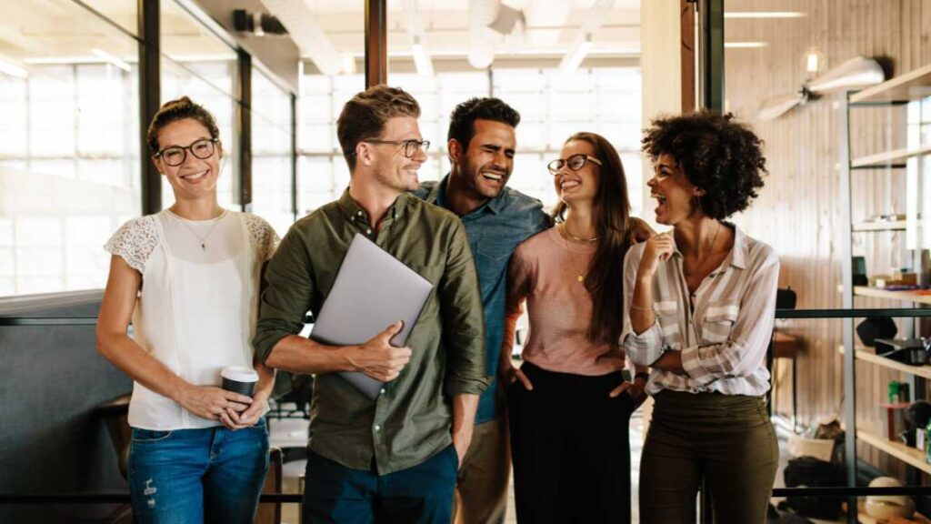 Colegas de trabalho conversando em volta de uma mesa