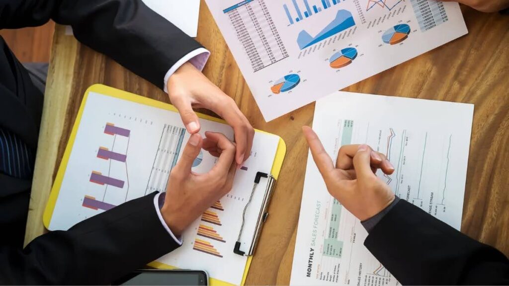Aplicativo de controle financeiro aberto no celular