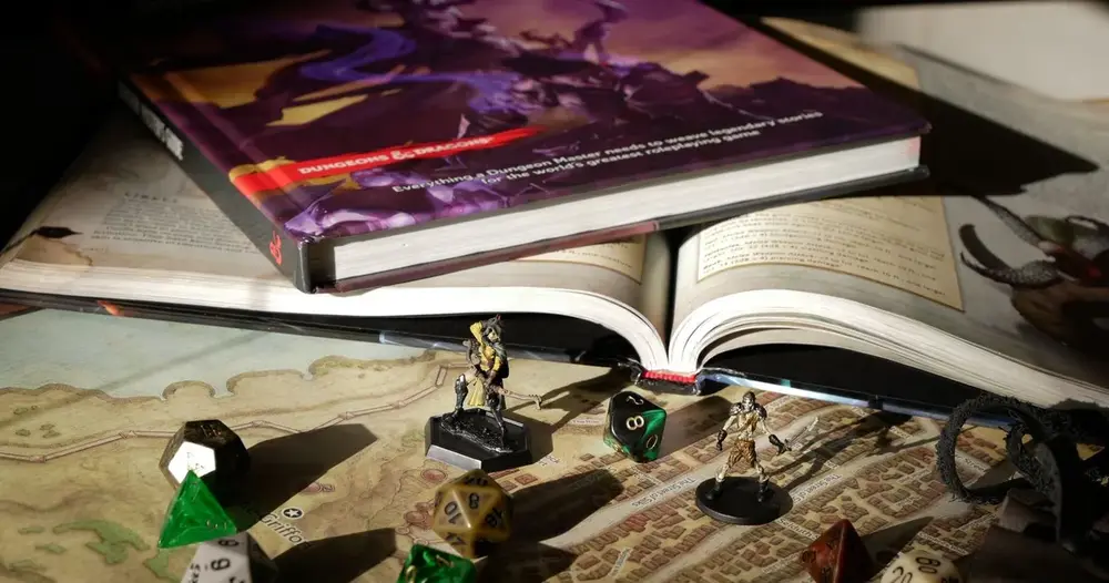 Campanha de D&D: livros de regras, dados e miniaturas sobre o mapa de uma cidade