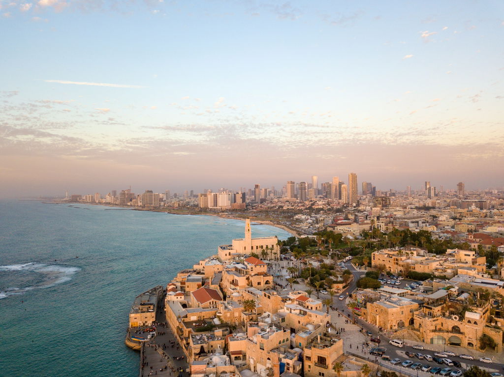 Vista de Tel Aviv, com prédios e o mar.