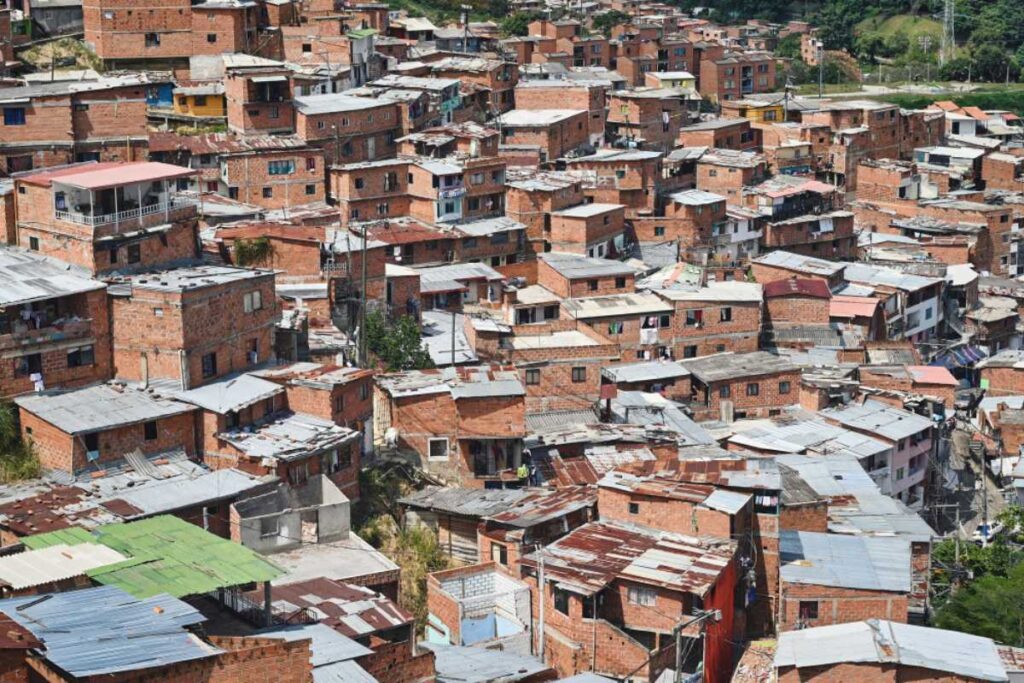 Apostas esportivas crescem nas favelas e ampliam risco de endividamento entre brasileiros