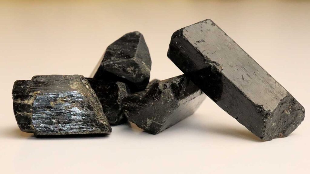 Os benefícios dos cristais negros para o bem-estar imagens cristais negros