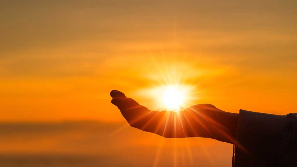 mão segurando sol