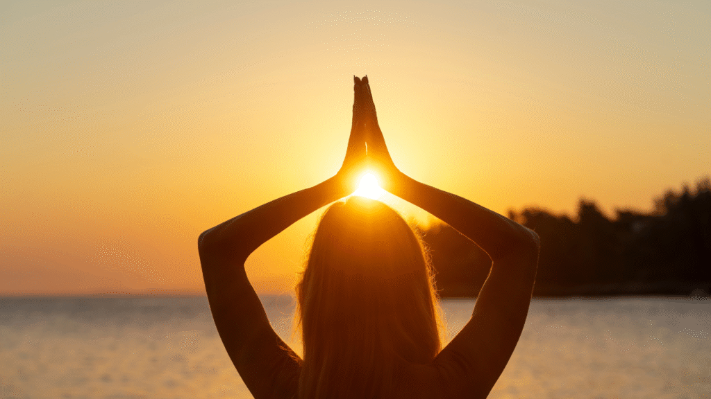 Imagem de uma mulher saudando o Sol