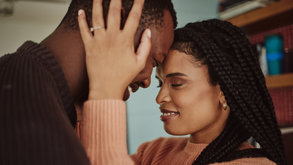 Casal com testas encostadas