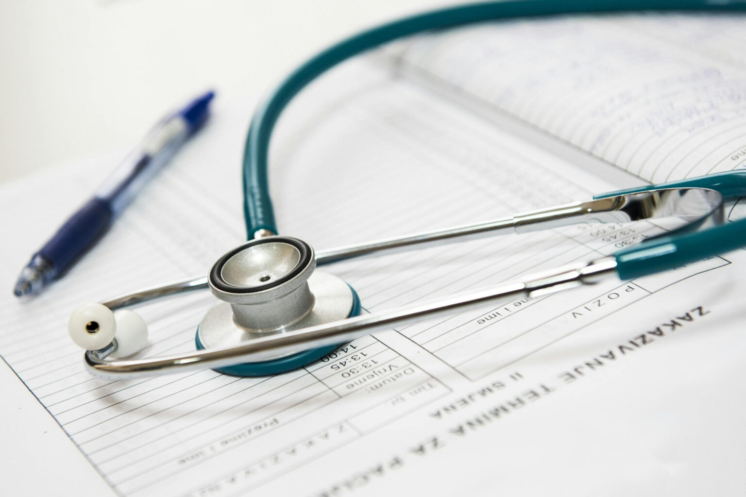 Um check-up é uma avaliação médica periódica que consiste na realização de exames e procedimentos para monitorar o estado de saúde geral de uma pessoa.