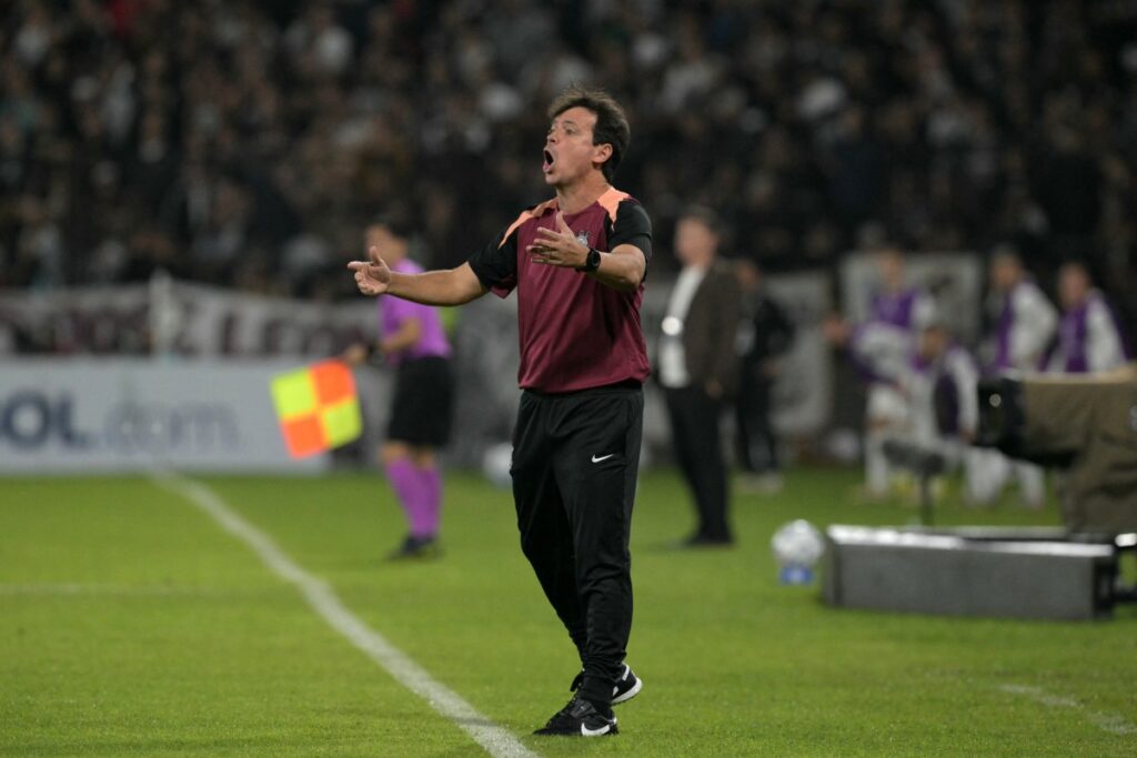 Corinthians e Palmeiras empatam em clássico violento com expulsões