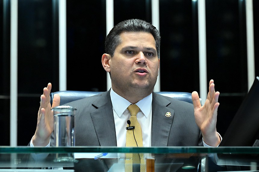 Alcolumbre evita compromisso sobre PEC que reduz jornada Alcolumbre evita compromisso sobre PEC que reduz jornada