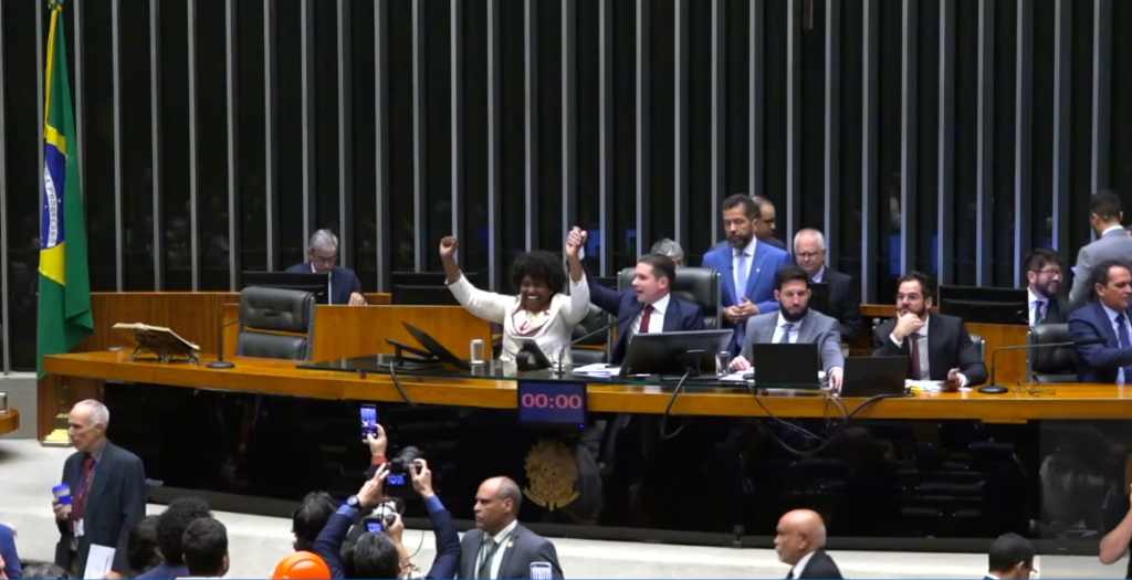 Câmara aprova fim da escala 6×1; PEC segue para o Senado Câmara aprova fim da escala 6x1; PEC segue para o Senado