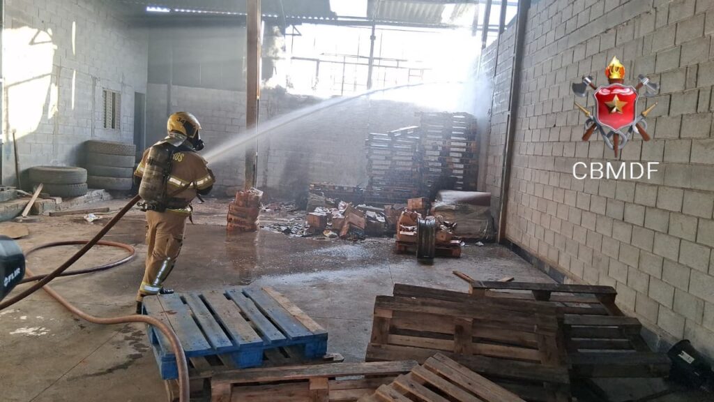 Incêndio em galpão em Ceilândia é controlado sem feridos