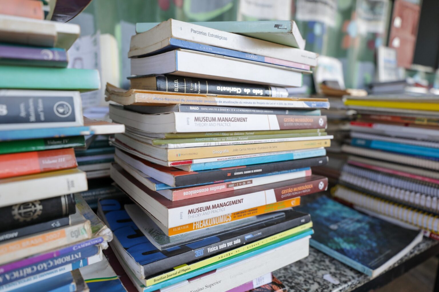 Vendas de livros no Brasil crescem 6,5% em 2025