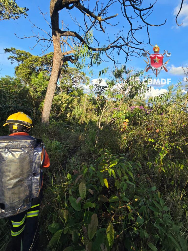 Homem é resgatado por bombeiros em área rural de Brazlândia Homem é resgatado por bombeiros em área rural de Brazlândia