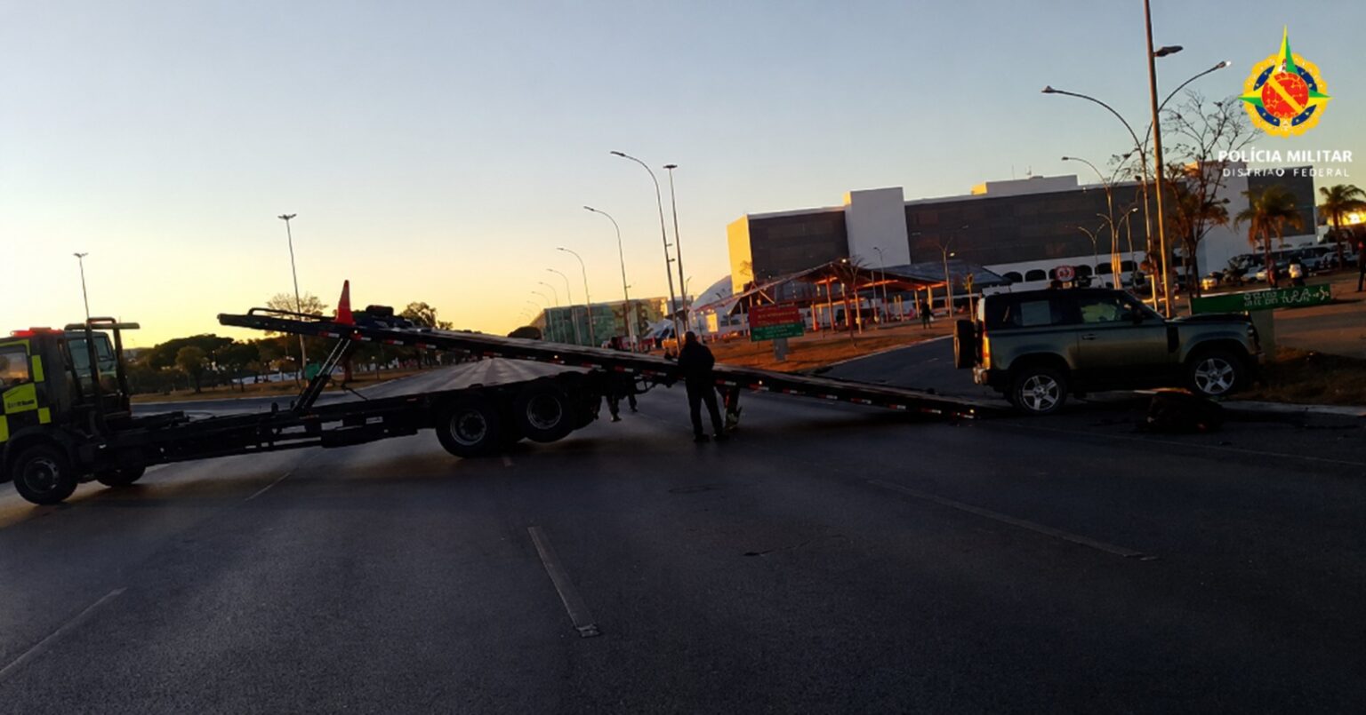 Motorista embriagada bate Land Rover e derruba poste em Brasília Motorista embriagada bate Land Rover e derruba poste em Brasília