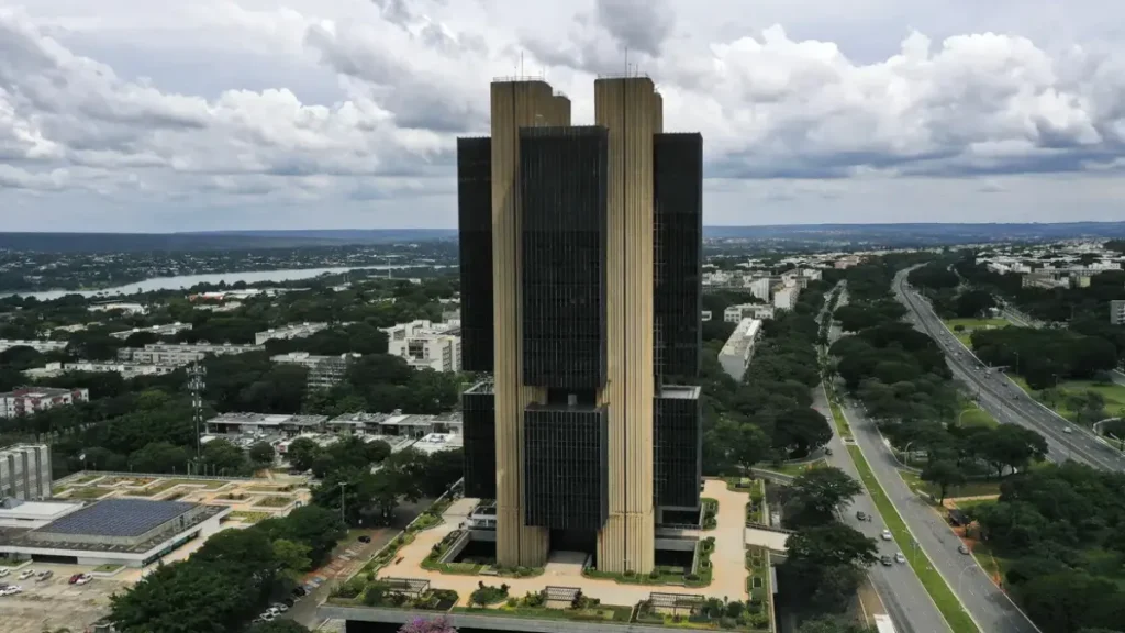 Copom corta Selic em 0,25 ponto e taxa cai para 14% ao ano Copom corta Selic em 0,25 ponto e taxa cai para 14% ao ano